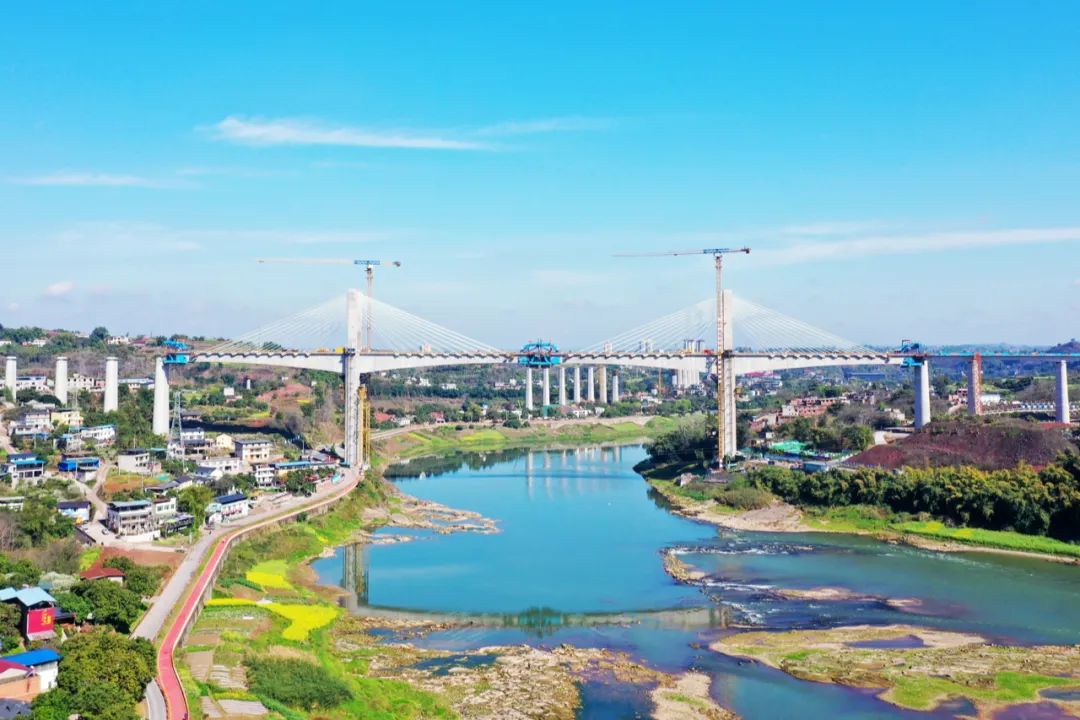 國內(nèi)首座雙柱式V型橋塔、空間索面斜拉索的高速鐵路橋 | 渝昆高鐵瀘州沱江特大橋主跨順利合龍